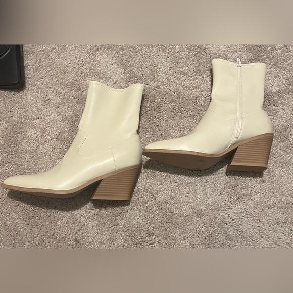 Universal Thread Shoes - NWOT Women's Aubree Ankle Boots - Universal Thread Off-White Size 10